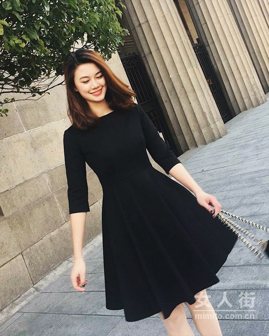初春将至,赫本风小黑裙引领春季流行