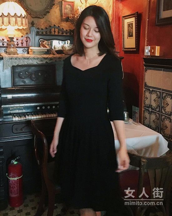 初春将至,赫本风小黑裙引领春季流行